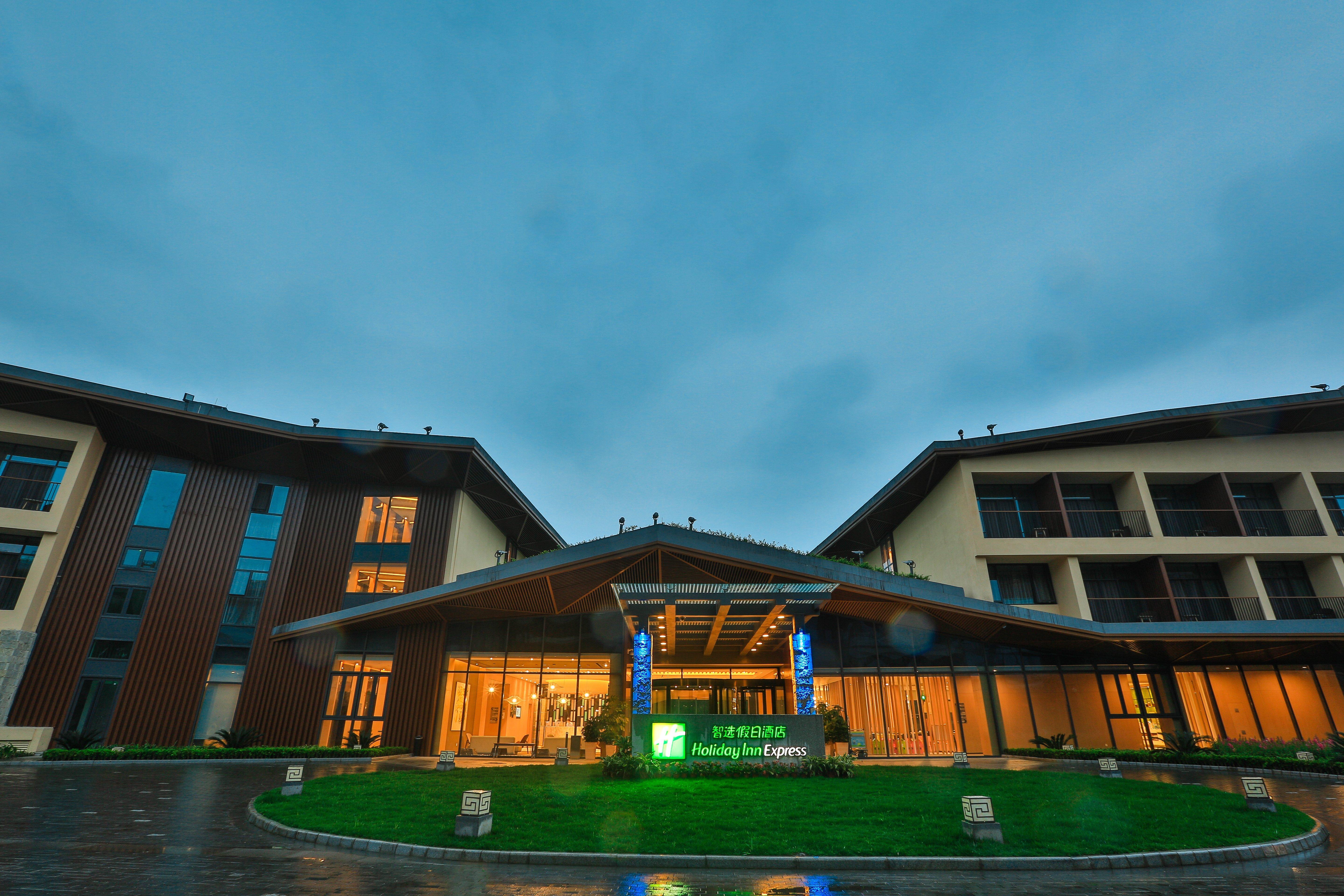 Holiday Inn Express Emei Mountain By Ihg Emeishan Exterior foto